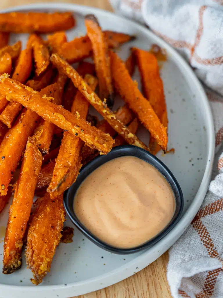 Sweet potato wedges paired with creamy gochujang mayonnaise for dipping.